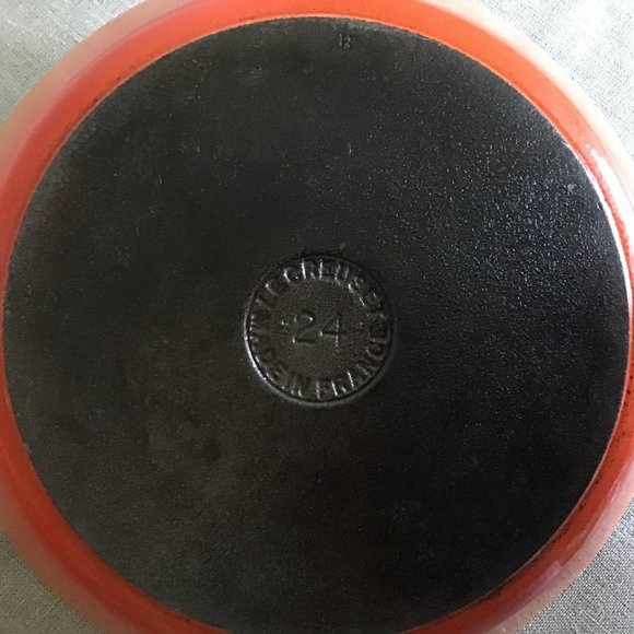 Le Creuset 24 Flame Enameled Cast Iron Frying Pan / Skillet Wood Handle - Picture 4 of 10